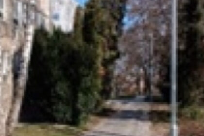 Chodník s verejným osvetlením v meste Senica, symbolizujúci prístupovú cestu k zariadeniu sociálnych služieb.