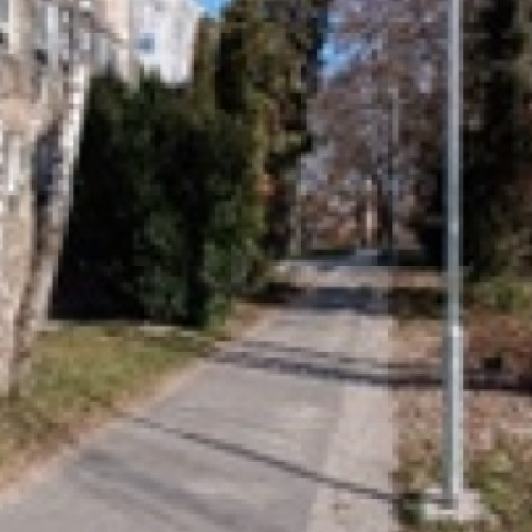 Chodník s verejným osvetlením v meste Senica, symbolizujúci prístupovú cestu k zariadeniu sociálnych služieb.