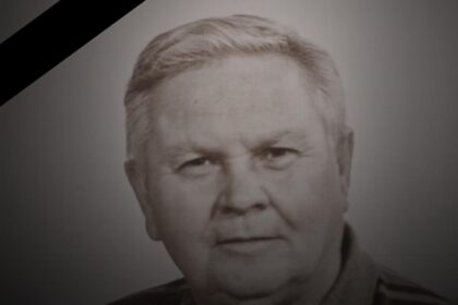 Čiernobiely portrét Antona Slobodu so symbolom smútenia, bývalého náčelníka mestskej polície v Skalici.