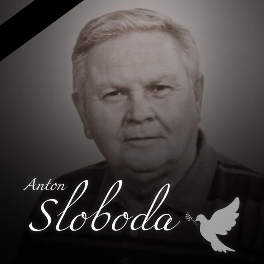 Čiernobiely portrét Antona Slobodu so symbolom smútenia, bývalého náčelníka mestskej polície v Skalici.