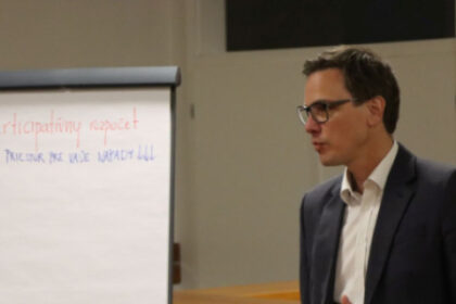 Flipchart s nápisom Participatívny rozpočet a Tréning pre vaše nápady počas podujatia v Senici.