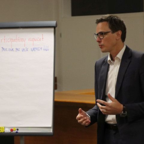 Flipchart s nápisom Participatívny rozpočet a Tréning pre vaše nápady počas podujatia v Senici.