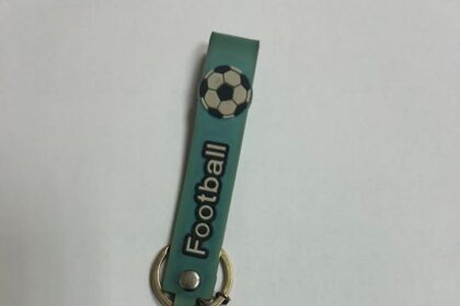 Fotografia zväzku troch kľúčov s príveskom v tvare futbalovej lopty nájdených pred potravinami KRAJ v Holíči.