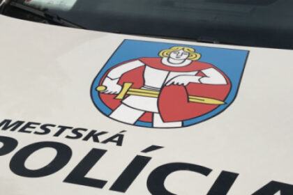 Logo Mestskej polície Senica so znakom mesta zobrazujúcim postavu s mečom a štítom na modrom pozadí.