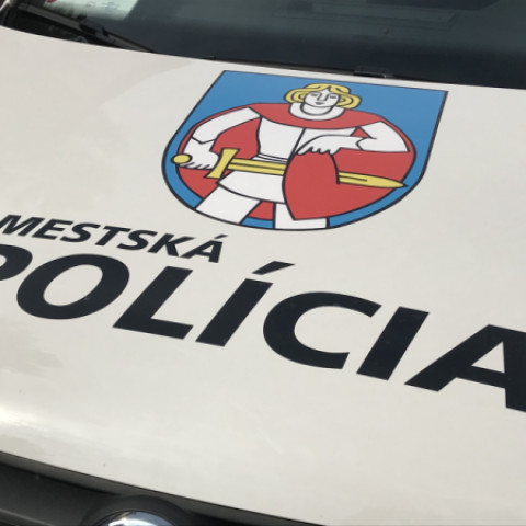 Logo Mestskej polície Senica so znakom mesta zobrazujúcim postavu s mečom a štítom na modrom pozadí.