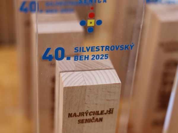 Moderné LED verejné osvetlenie v meste Senica počas modernizácie osvetľovacieho systému.