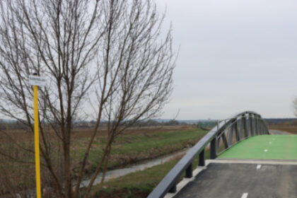 Most s novou cyklotrasou a okolitou prírodou v meste Senica.