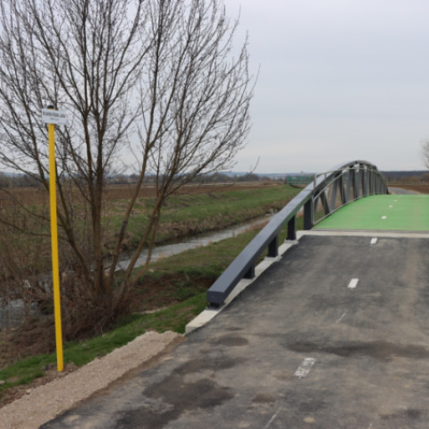 Most s novou cyklotrasou a okolitou prírodou v meste Senica.