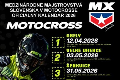 Motocrossový pretekár na trati MX Gbely počas pretekov, motocykel v pohybe na štrkovej ceste s prírodným pozadím.