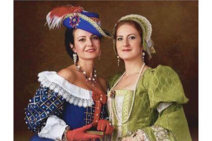 Plagát výstavy historických kostýmov s názvom Odievanie v premenách času, konanej v Kopčanoch od 26. apríla 2026, zobrazujúci dobové kostýmy a účesy.