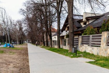 Široký nový chodník s dlažobnými kockami na Koreszkovej ulici v Skalici, obklopený stromami a domami, bez ľudí.