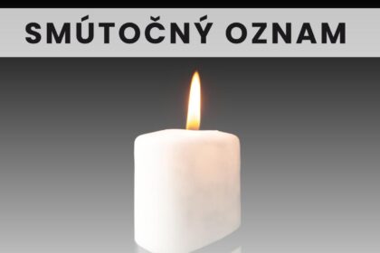 Smútočný oznam so sviečkou so zapáleným plameňom a čiernou stuhou na čiernom pozadí.