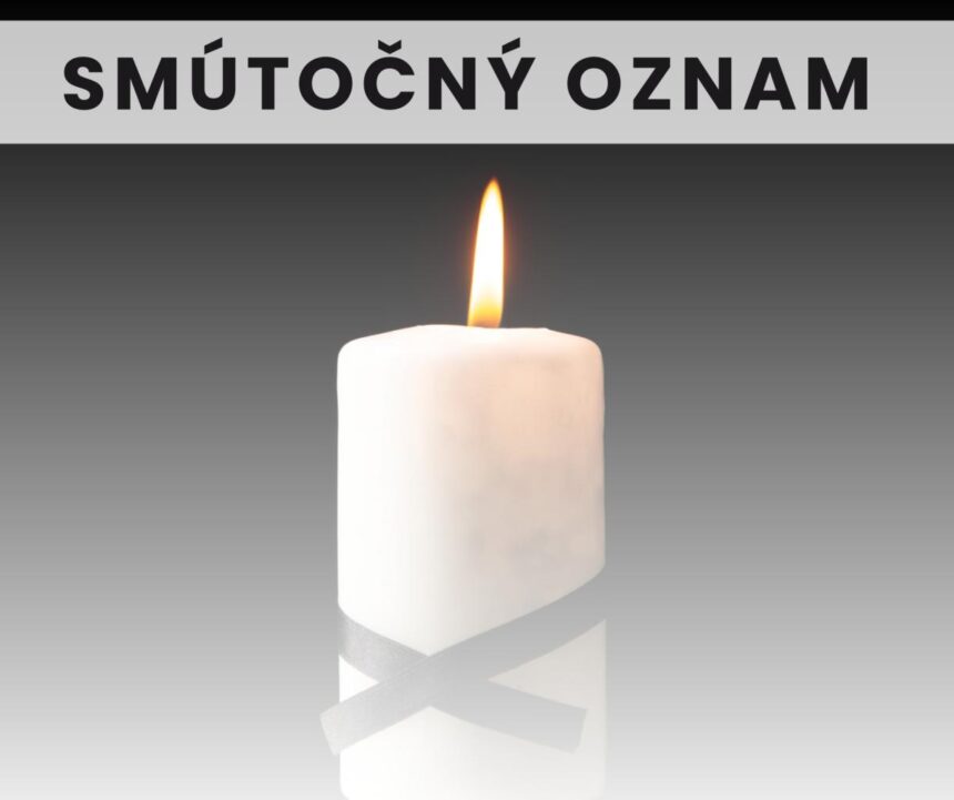 Smútočný oznam so sviečkou so zapáleným plameňom a čiernou stuhou na čiernom pozadí.