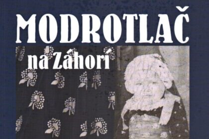 Tradičné modrotlačové vzory a dieťa v kroji reprezentujúce kultúrne dedičstvo Záhoria.