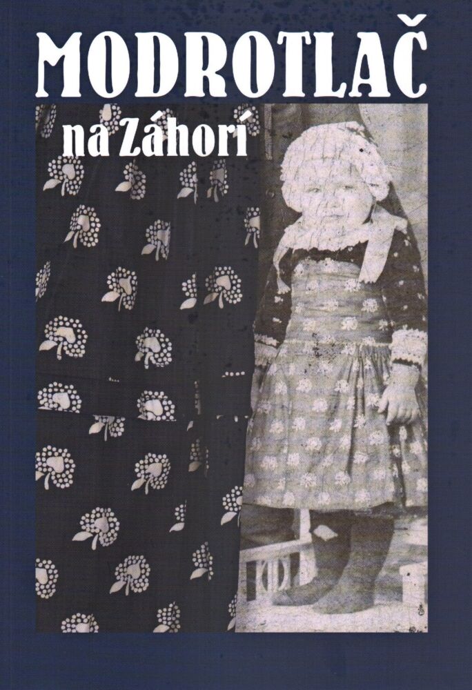 Tradičné modrotlačové vzory a dieťa v kroji reprezentujúce kultúrne dedičstvo Záhoria.