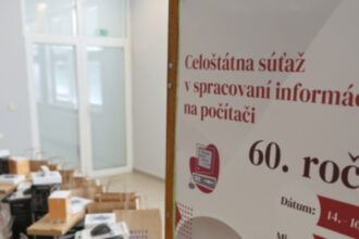 Banner s názvom podujatia 60. ročník celoštátnej súťaže v spracovaní informácií na počítači, ktorý sa konal na Obchodnej akadémii v Senici.