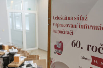 Banner s názvom podujatia 60. ročník celoštátnej súťaže v spracovaní informácií na počítači, ktorý sa konal na Obchodnej akadémii v Senici.