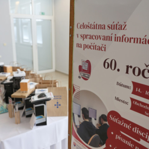 Banner s názvom podujatia 60. ročník celoštátnej súťaže v spracovaní informácií na počítači, ktorý sa konal na Obchodnej akadémii v Senici.