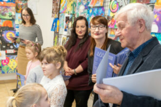 Deti a dospelí na podujatí Vesmír očami detí 2026 v Záhorskom osvetovom stredisku v Senici pri odovzdávaní ocenení.