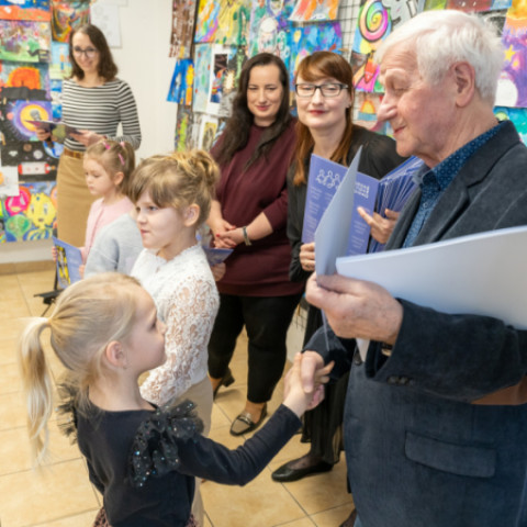 Deti a dospelí na podujatí Vesmír očami detí 2026 v Záhorskom osvetovom stredisku v Senici pri odovzdávaní ocenení.