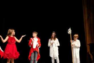 Deti v kostýmoch na javisku počas divadelného predstavenia Senickej divadelnej jari 2026.