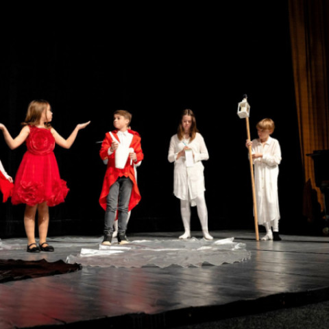 Deti v kostýmoch na javisku počas divadelného predstavenia Senickej divadelnej jari 2026.