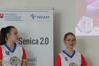 Dve dievčatá v športových dresoch prezentujú na podujatí Škola inovácií v Senici, s logom NIVAM a textom Senica 2.0 v pozadí.