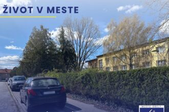 Fotografia Učňovskej ulice v Gbeloch s autami a budovami, oznam o dočasnom obmedzení parkovania od mestskej polície.