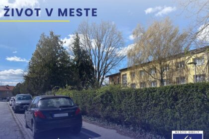 Fotografia Učňovskej ulice v Gbeloch s autami a budovami, oznam o dočasnom obmedzení parkovania od mestskej polície.