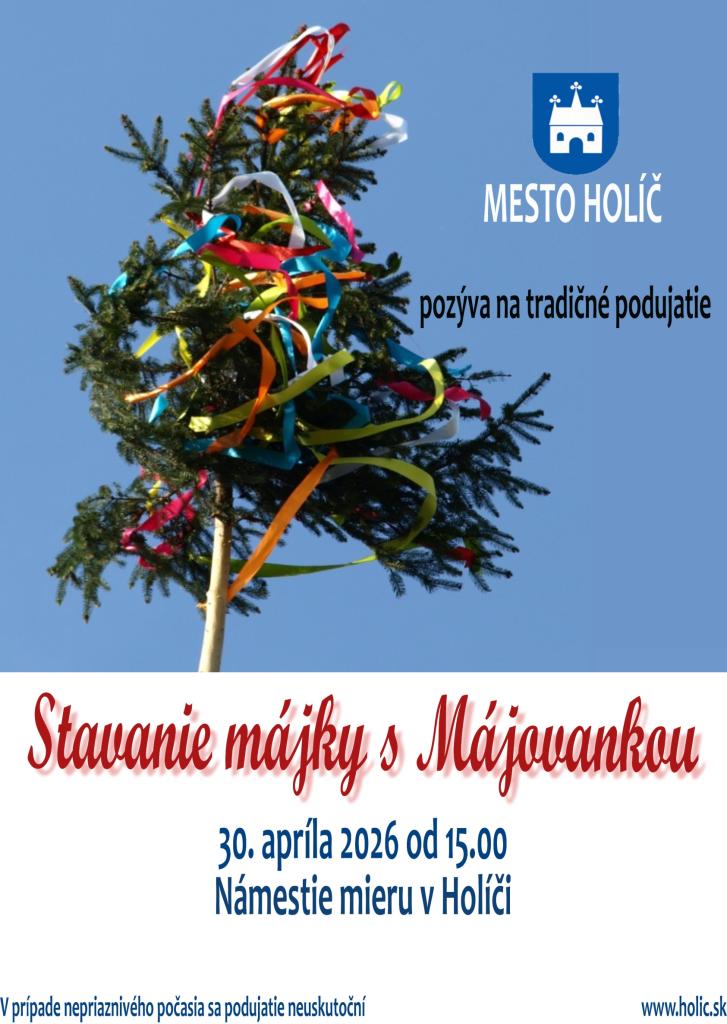 Fotografia z minulého ročníka stavania májky na Námestí mieru v Holíči, ľudia zdvíhajú a zdobia májku počas tradičného jarného podujatia.