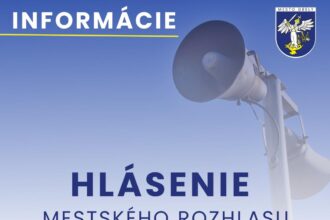 Hlásenie mestského rozhlasu v Gbeloch s textom oznamu na modrom pozadí.