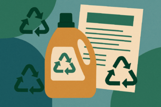 Ilustrácia pracieho prostriedku s recyklačnými symbolmi a informačným dokumentom na pozadí, symbolizujúca správne triedenie obalov.