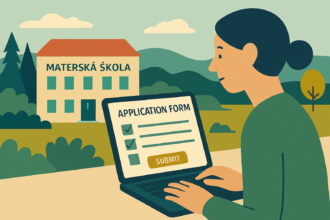 Ilustrácia rodiča vyplňujúceho elektronickú prihlášku do materskej školy na notebooku, v pozadí budova materskej školy