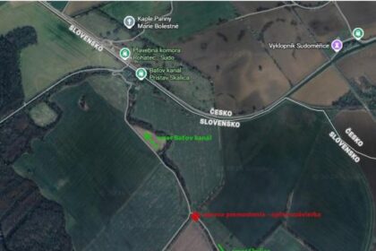 Mapa s označením úplnej uzávierky cesty medzi Skalicou a prístavom na Baťovom kanáli, vrátane smerových značiek a informácií o oprave premostenia cez Kopčiansky kanál.