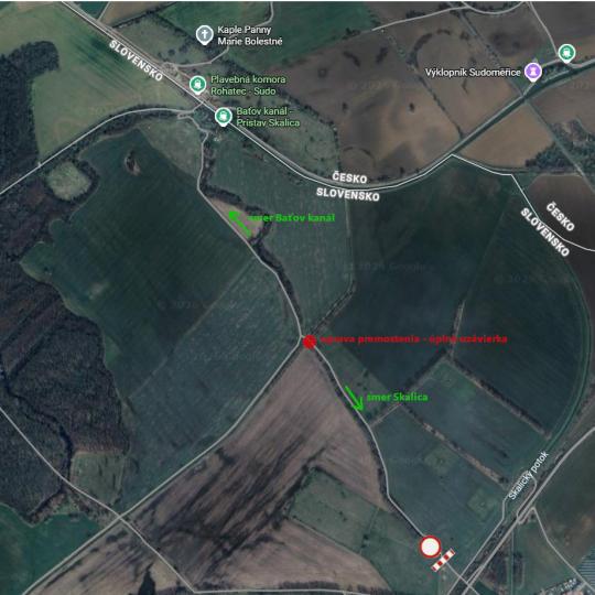 Mapa s označením úplnej uzávierky cesty medzi Skalicou a prístavom na Baťovom kanáli, vrátane smerových značiek a informácií o oprave premostenia cez Kopčiansky kanál.