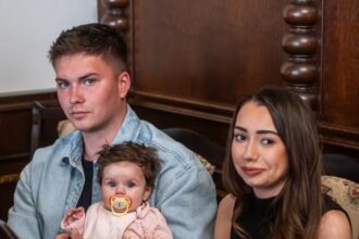 Mladí rodičia sediaci s dieťaťom v obradnej miestnosti Mestského úradu v Skalici počas slávnostného privítania najmladších občiankov mesta.