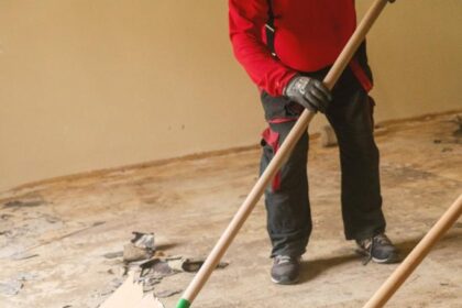 Osoba odstraňuje starú podlahovú krytinu počas rekonštrukcie Gvadányiho kúrie v Skalici.