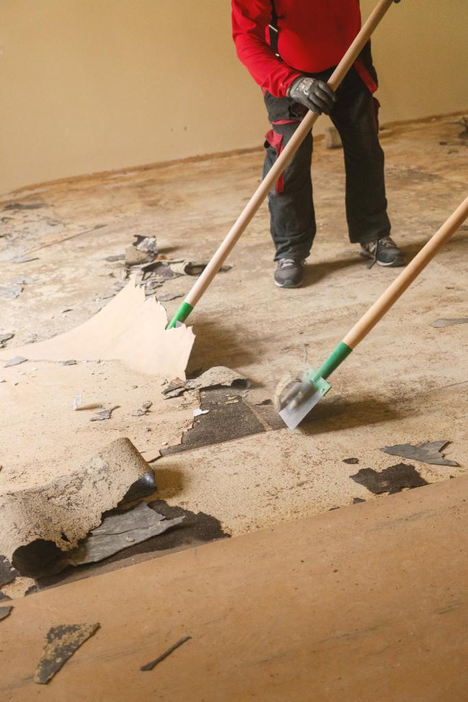 Osoba odstraňuje starú podlahovú krytinu počas rekonštrukcie Gvadányiho kúrie v Skalici.