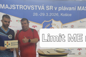 Plavec v plaveckom oblečení drží tabuľku s nápisom Limit ME na majstrovstvách Slovenska v plávaní masters v Košiciach.