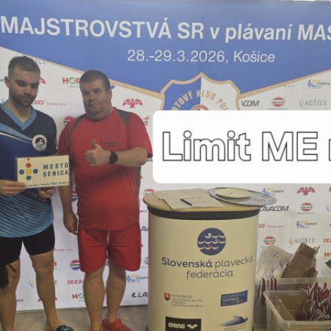 Plavec v plaveckom oblečení drží tabuľku s nápisom Limit ME na majstrovstvách Slovenska v plávaní masters v Košiciach.