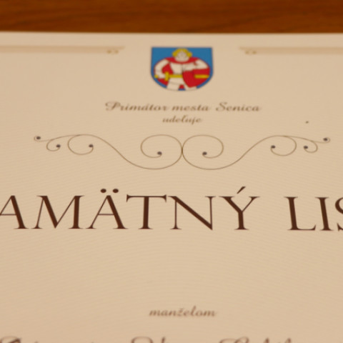 Primátor mesta Senica udeľuje pamätný list manželskému páru pri príležitosti 50. výročia spoločného života na slávnostnom prijatí.