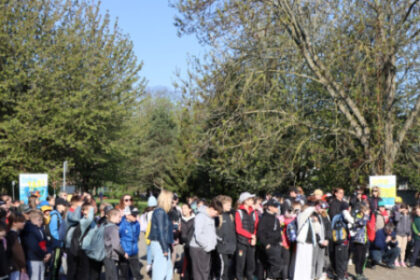 Skupina detí a mladých ľudí zhromaždených vonku na podujatí Dni Záhoria v Senici pri príležitosti Dňa Zeme.