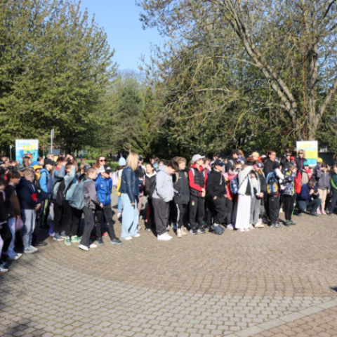 Skupina detí a mladých ľudí zhromaždených vonku na podujatí Dni Záhoria v Senici pri príležitosti Dňa Zeme.