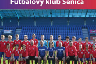 Tím mladých futbalistov FK Senica kategórie U13 s trénermi na štadióne v roku 2024/2025.
