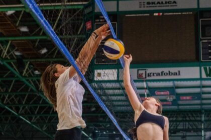 Beachvolejbalový kurt v zimnom štadióne v Skalici pripravený na podujatie Nike Summer Beach Tour 2026.