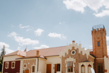Budova s historickou architektúrou obklopená zeleňou v okrese Senica, Záhorie.