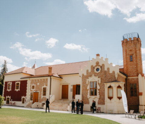 Budova s historickou architektúrou obklopená zeleňou v okrese Senica, Záhorie.