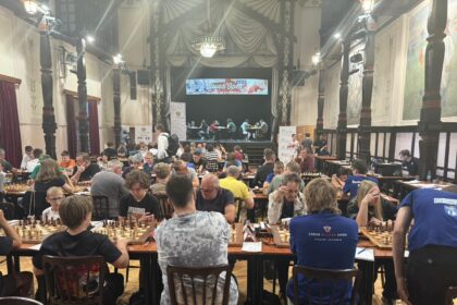Účastníci turnaja Chess Slovak Open 2025 v sále Domu kultúry v Skalici
