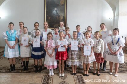 Deti v tradičných krojoch držiace diplomy v koncertnej sále Františkánskeho kláštora v Skalici počas okresného kola súťaže Slávik Slovenska.