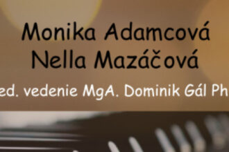 Fotografia dvoch mladých klaviristiek Moniky Adamcovej a Nelly Mazáčovej pri klavíri počas koncertu v Senici.